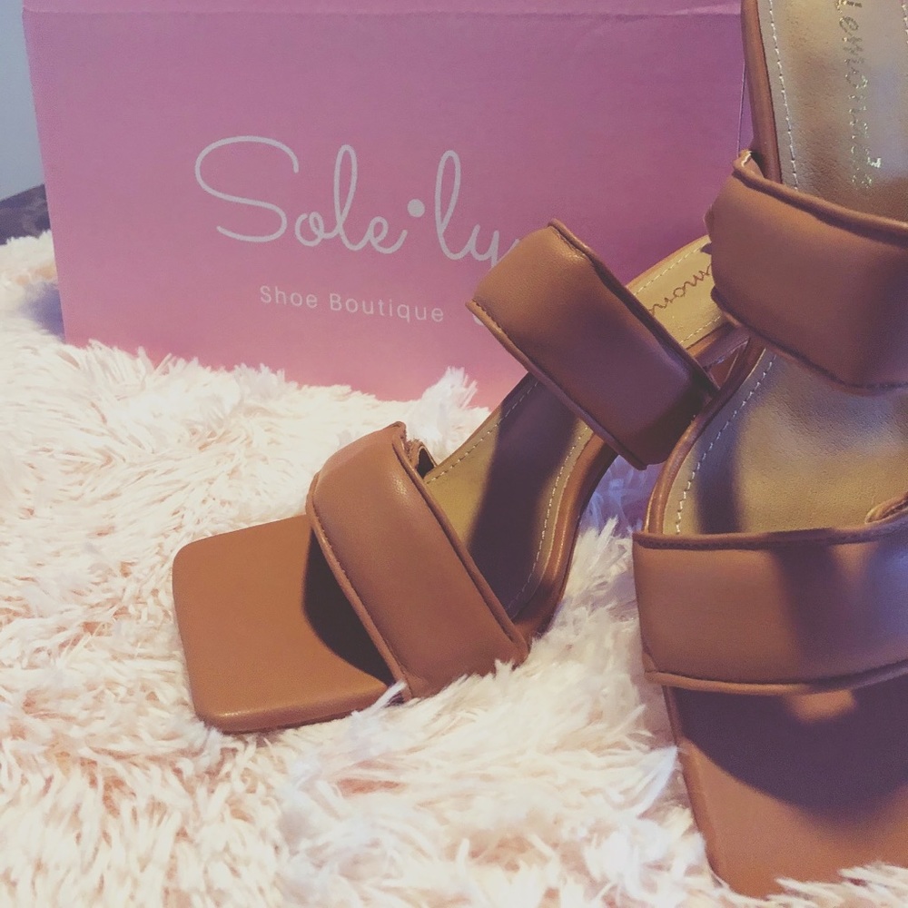 Tan padded heels - Picture 3 of 3